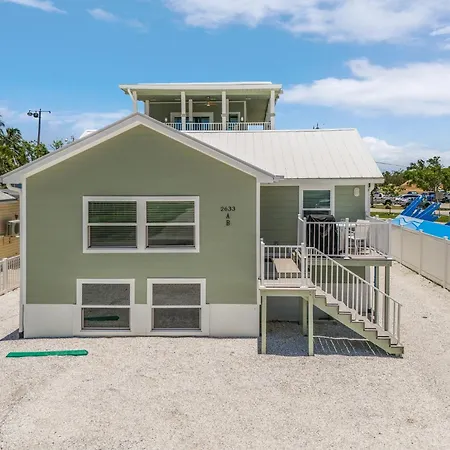 Luxurious Duplex W/ Pool, Balconies & Beach Nearby